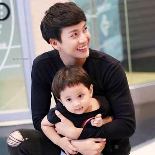 Puttichai Kasetsin trong một buổi chụp hình