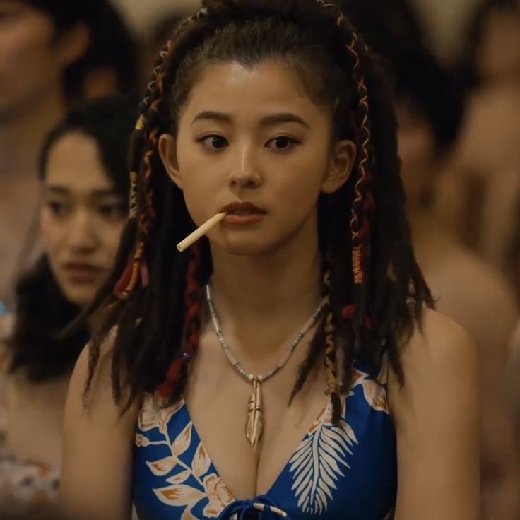 Asahina Aya trong bộ bikini xanh tôn dáng trên bãi biển
