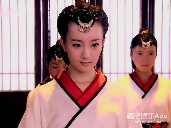 Trương Mông rạng rỡ với mái tóc dài uốn xoăn