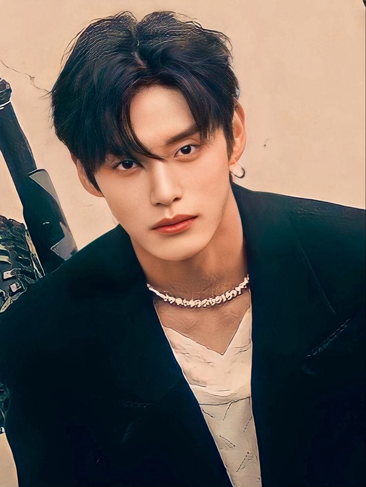 Nghệ sĩ Kim Ji Woong với visual cuốn hút, ánh mắt đầy biểu cảm