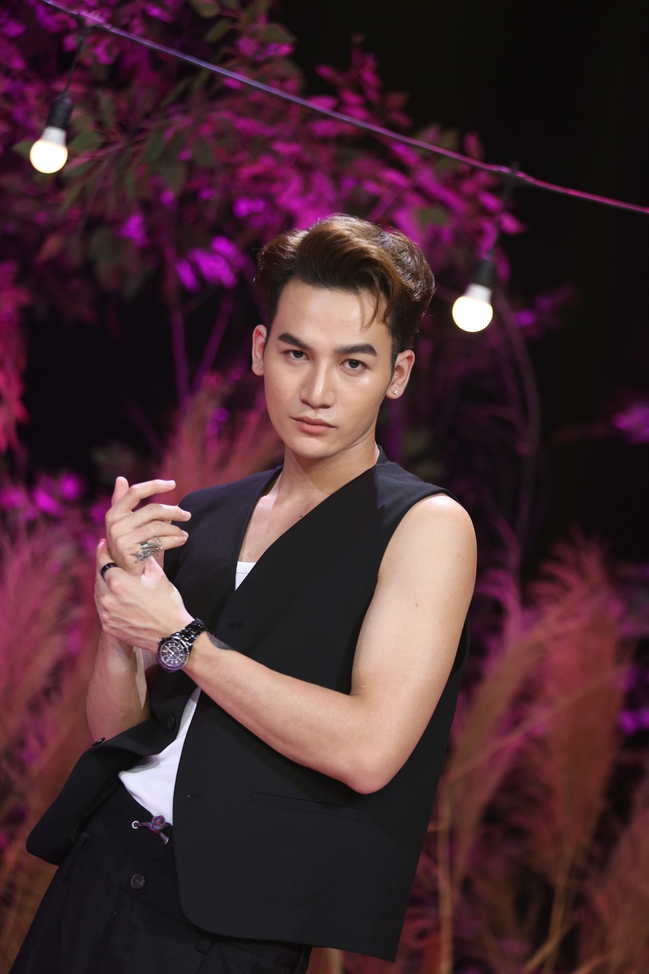 Ali Hoàng Dương đầy phong độ trên sân khấu