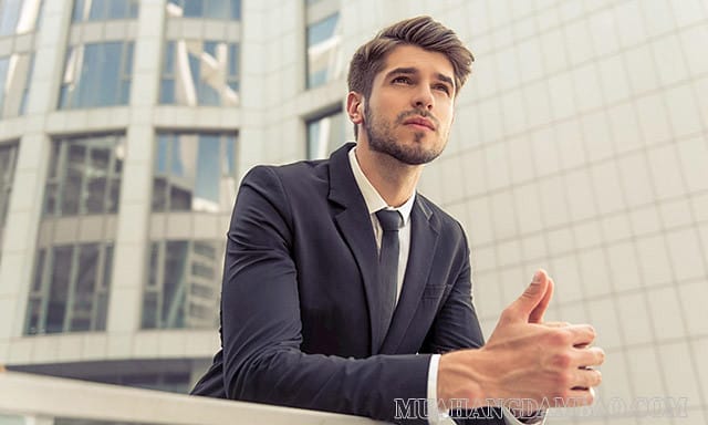 Người đàn ông chững chạc với phong thái điềm tĩnh và trang phục lịch sự, thể hiện sự chín chắn trong cuộc sống.