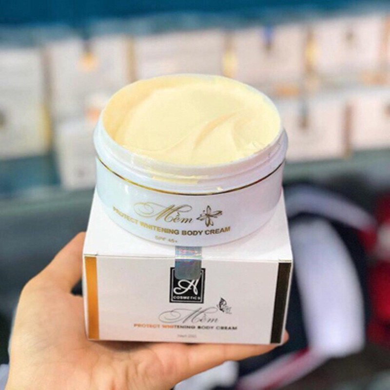 Nhiều chai kem dưỡng thể White Conc Watery Cream màu trắng xếp cạnh nhau trên nền màu sáng