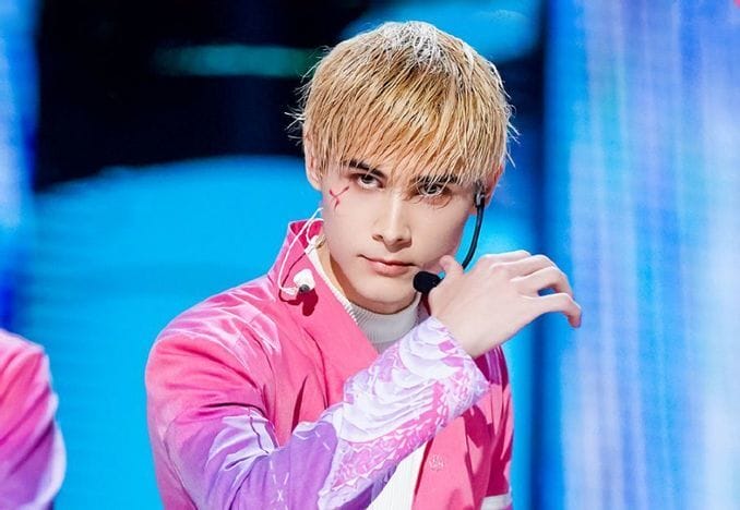 Lelush với tạo hình ấn tượng trên sân khấu, bất chấp thái độ 'buông xuôi' vẫn thu hút fan