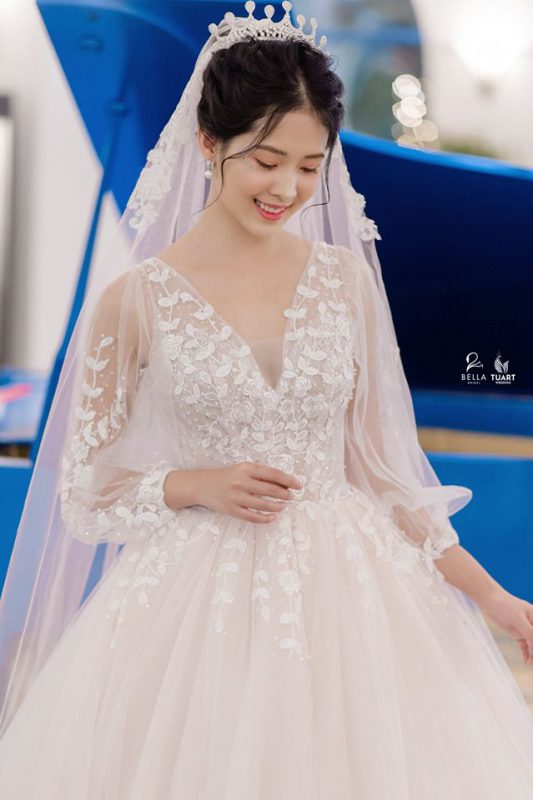 Cô dâu trong chiếc váy cưới lộng lẫy, dáng bồng bềnh, chụp tại Nhan Tran Studio Đà Nẵng