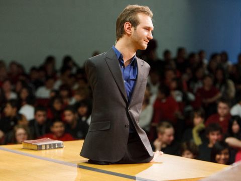 Nick Vujicic vượt qua giới hạn thể chất bằng cách bơi lội