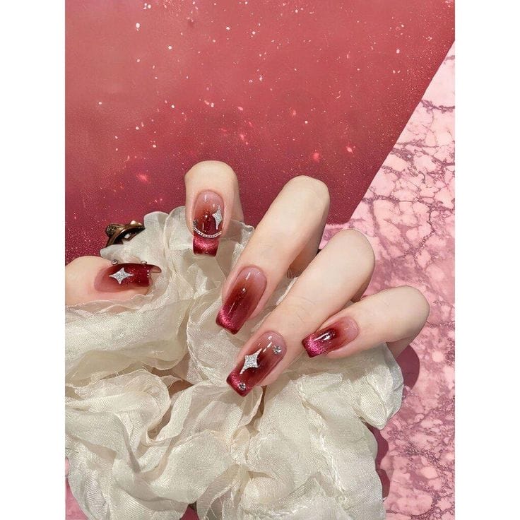 mẫu nail đẹp tết với thiết kế đính đá cầu kỳ và họa tiết vàng sang trọng