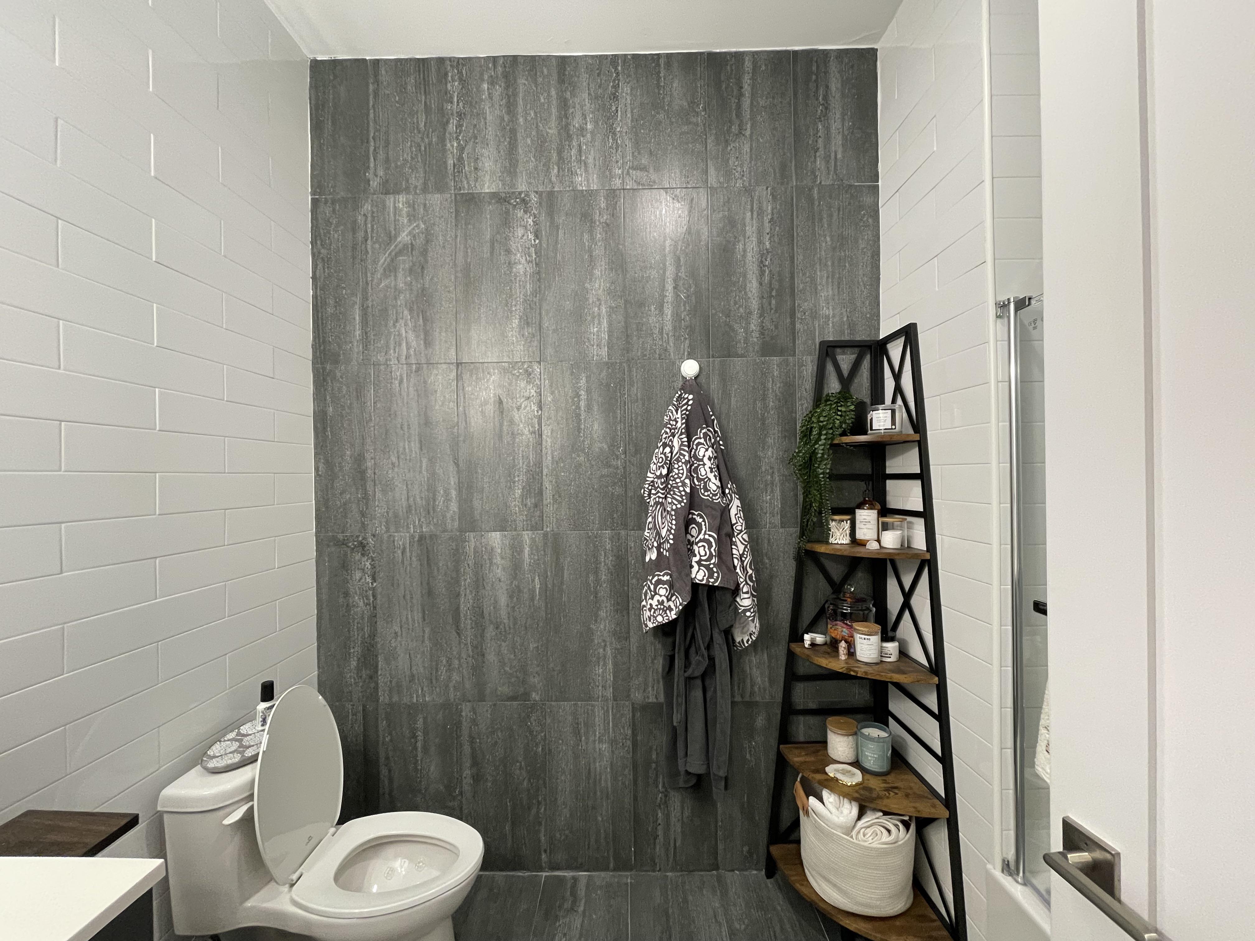 Kỹ thuật dán giấy dán tường lên gạch đòi hỏi sự tỉ mỉ để tạo bề mặt hoàn hảo