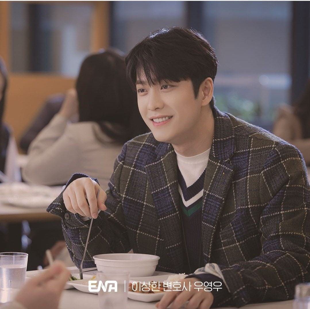 Kang Tae Oh trong một buổi chụp hình nghệ thuật, thể hiện vẻ đẹp trai cuốn hút và phong thái tự tin của mình