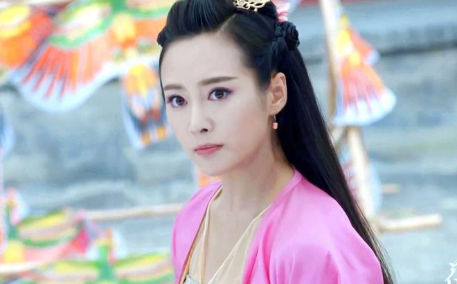 Lý Thuần hóa thân thành nhân vật phản diện, với ánh mắt sắc lạnh và biểu cảm đầy mưu toan