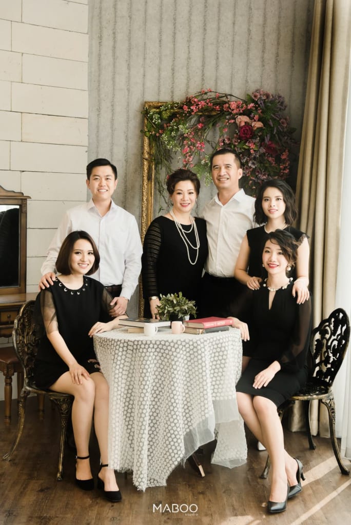 Gia đình ấm cúng và hạnh phúc trong phòng chụp ảnh studio