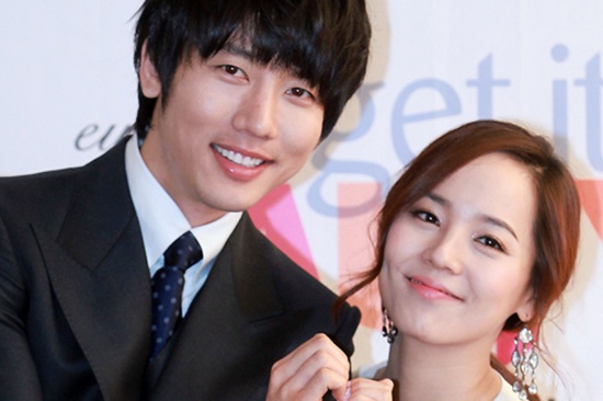 Ki Tae Young trong một vai diễn nghiêm túc, thể hiện sự đa dạng trong diễn xuất
