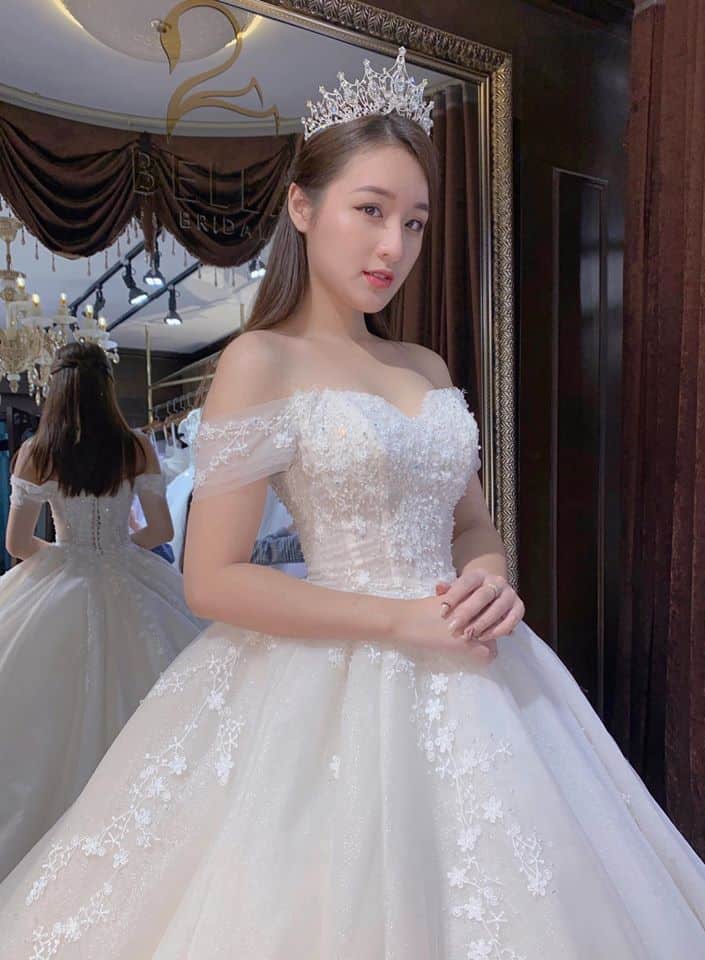 Cô dâu xinh đẹp trong chiếc váy cưới ôm sát, khoe dáng sang trọng và quý phái tại một studio ở Đà Nẵng