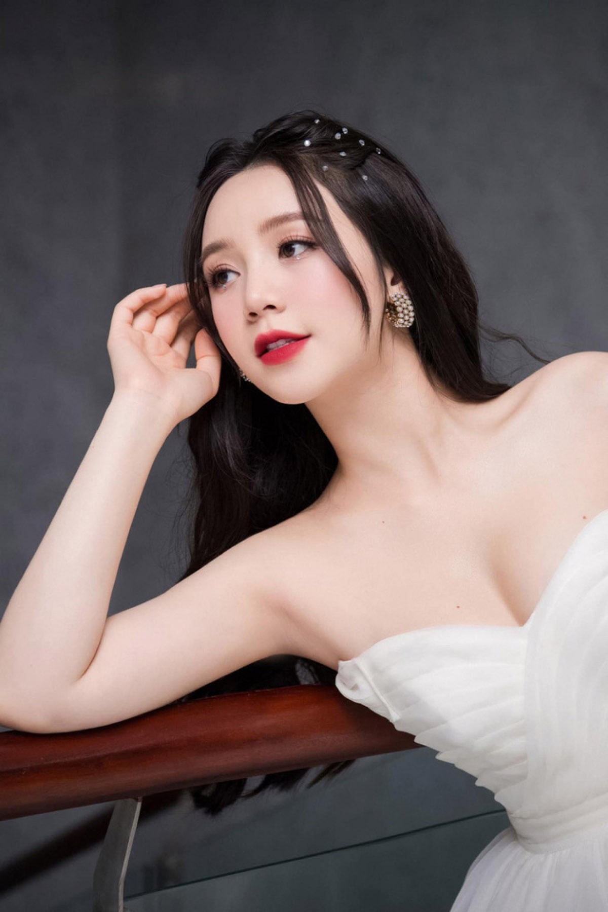 Yến Xôi trong bộ ảnh thể thao quyến rũ trên sân bóng, một phần sự nghiệp người mẫu của diễn viên Yến Xôi