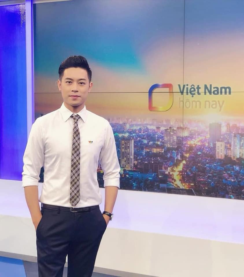 MC Thanh Tùng trong trang phục áo sơ mi thanh lịch