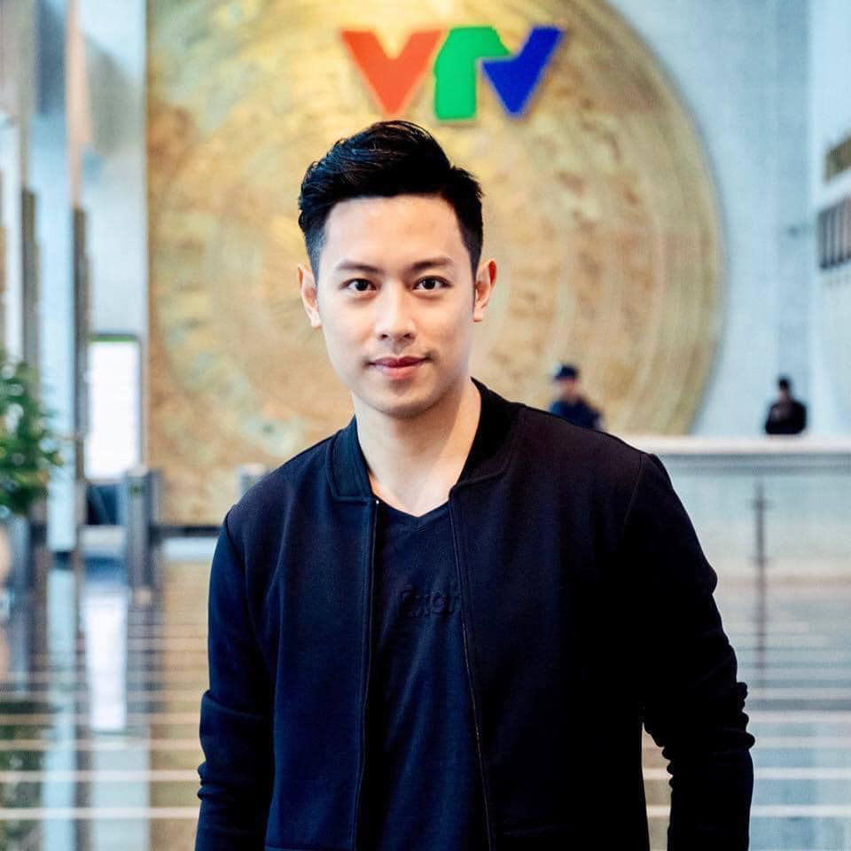 MC Thanh Tùng điển trai với nụ cười rạng rỡ