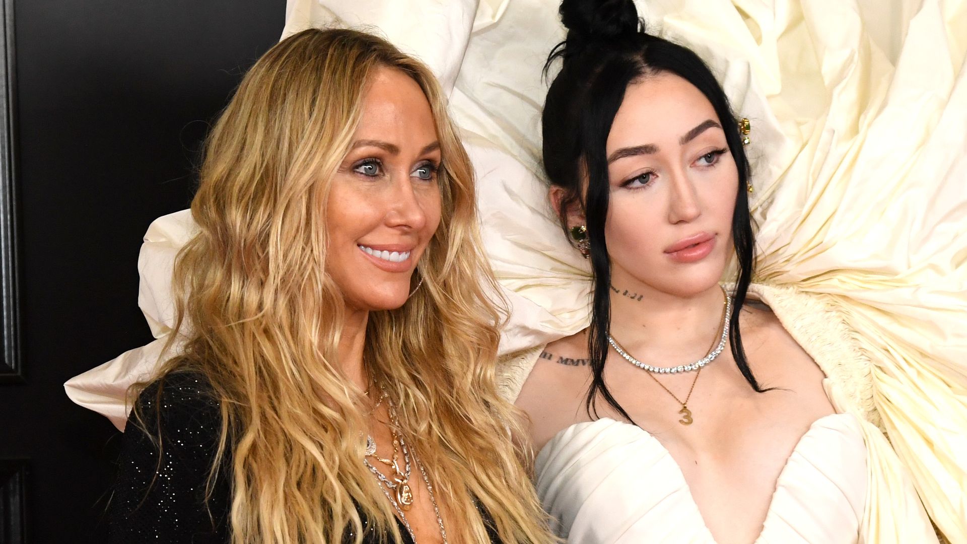 Noah Cyrus (trái) và Tish Cyrus (phải) tham dự sự kiện Grammy, thể hiện mối quan hệ mẹ con thân thiết trước khi xảy ra những rạn nứt gần đây.