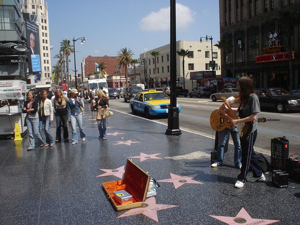 Bức ảnh ngôi sao vinh danh trên Đại lộ Danh vọng Hollywood, tượng trưng cho thành công và sự nghiệp âm nhạc của các nghệ sĩ, liên tưởng đến hành trình của Fame Chí Thành.