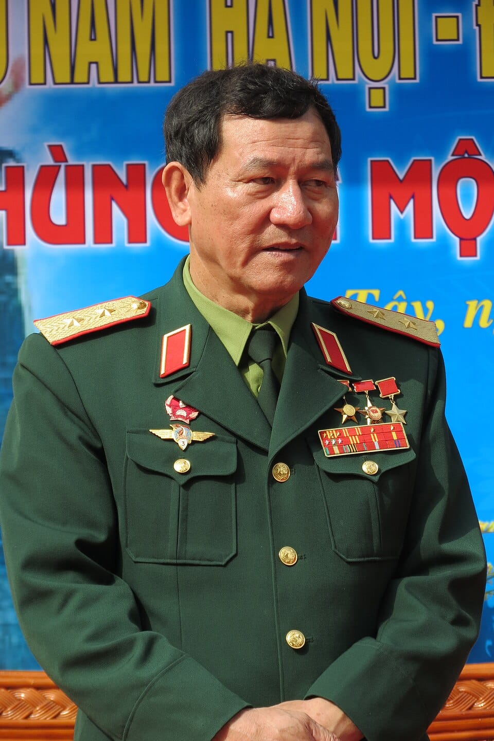 Phạm Tuân trong quân phục phi hành gia