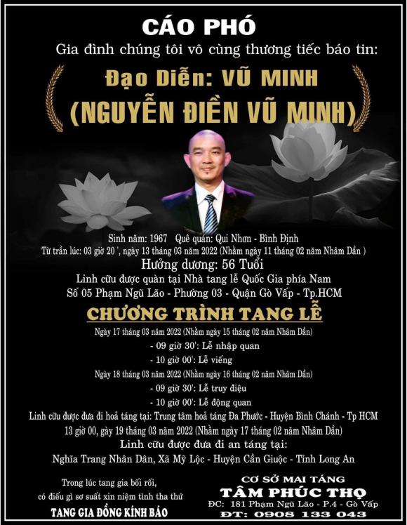 Đạo diễn Vũ Minh chụp ảnh lưu niệm cùng đồng nghiệp, thể hiện sự gắn bó với sân khấu kịch