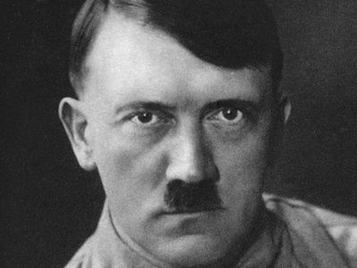 Adolf Hitler với biểu cảm mạnh mẽ, thể hiện quyền lực tối cao