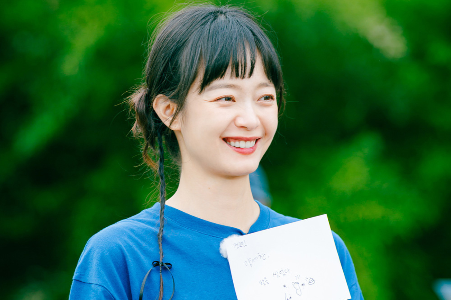 Jeon So Min tạo dáng chuyên nghiệp, thể hiện phong thái người mẫu của diễn viên Jeon So Min