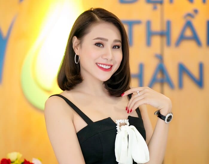 Nữ diễn viên Hồ Bích Trâm trên phim trường, hình ảnh hậu trường ghi lại khoảnh khắc chuyên nghiệp trong công việc