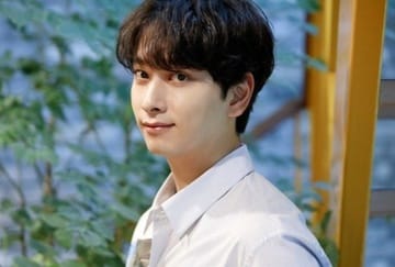 Chansung (2PM) biểu diễn trên sân khấu với phong thái cuốn hút