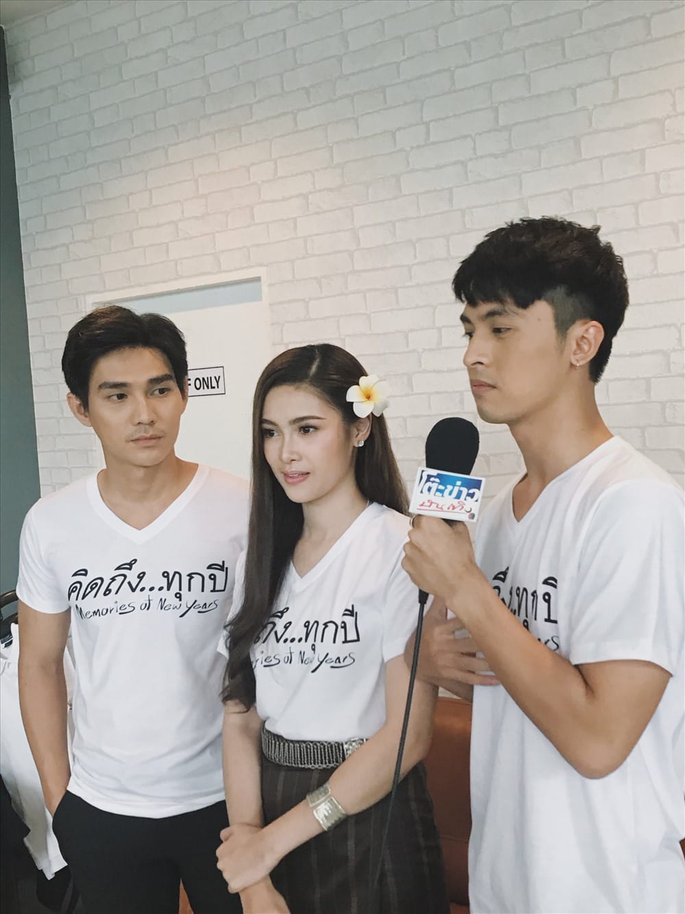 Công Dương trong một shoot hình với bạn diễn, thể hiện sự chuyên nghiệp