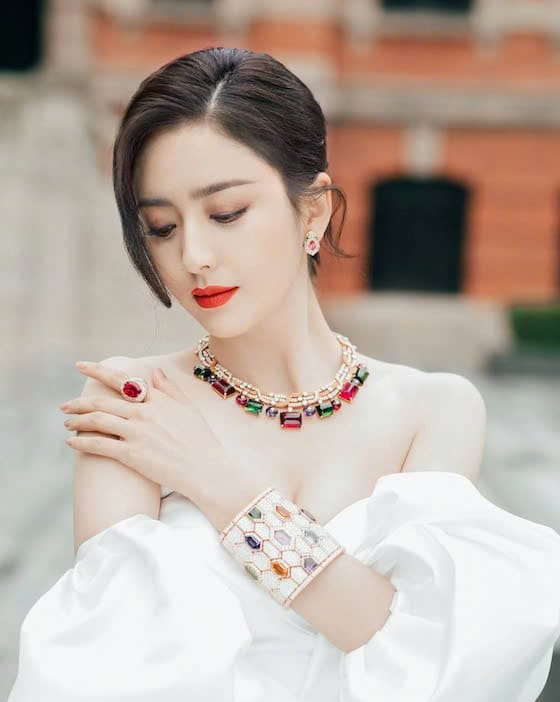 Đồng Lệ Á trong trang phục truyền thống Xibe