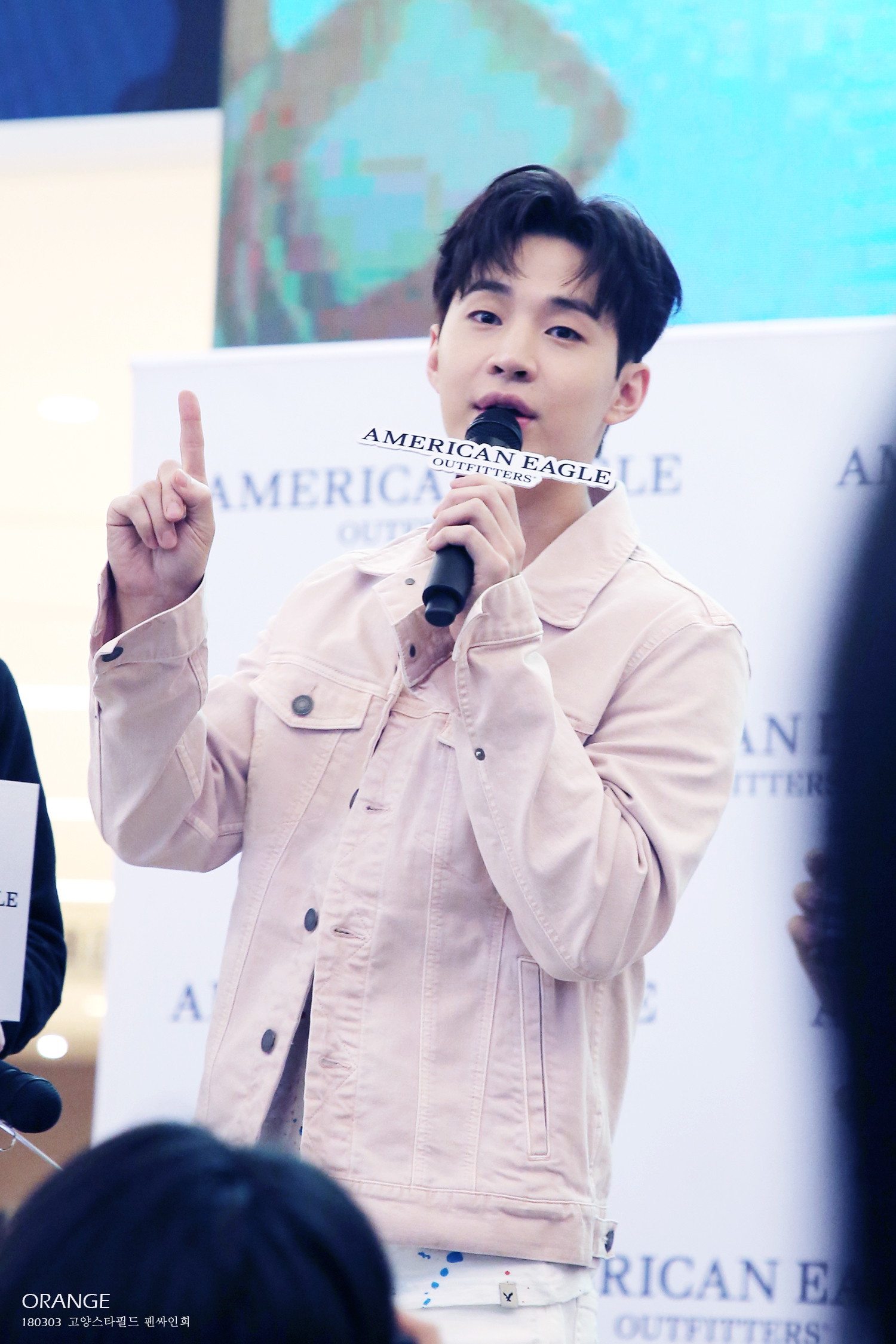 Henry Lau lịch lãm trong trang phục vest, tươi cười tại buổi ký tặng fan, thể hiện sự gần gũi