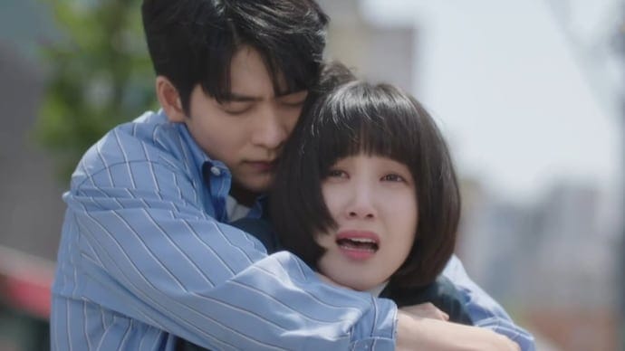 Tình huống lãng mạn giữa Lee Jun Ho và Woo Young Woo trên bãi biển, thể hiện chemistry ngọt ngào của cặp đôi trong "Nữ luật sư kỳ lạ Woo Young Woo"