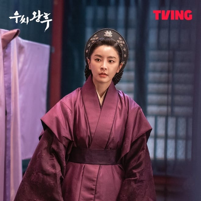 Hình ảnh Jung Yu-mi tại một buổi chụp hình, thể hiện sự biến hóa đa dạng trong sự nghiệp diễn xuất của cô