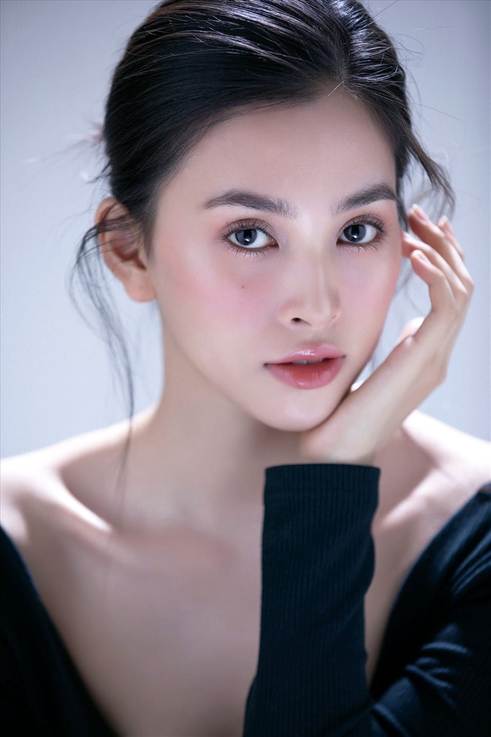 Tiểu Vy tham gia hoạt động từ thiện mang bữa ăn đến người khó khăn