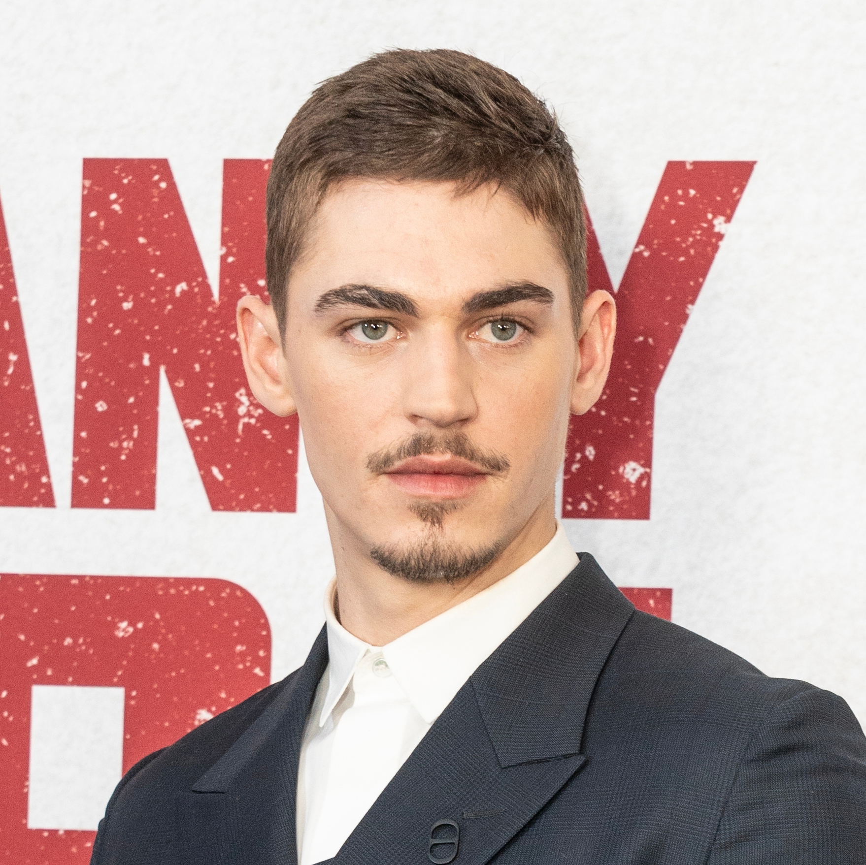 Hero Fiennes-Tiffin với phong thái lãng tử