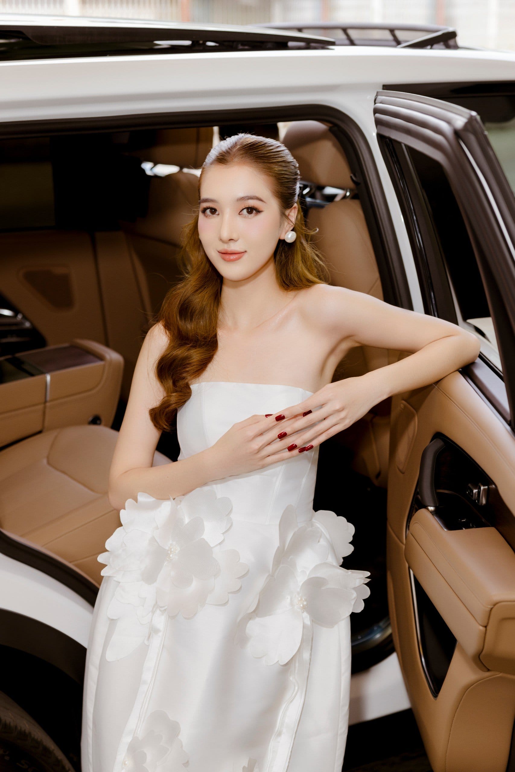 Tuệ Như và Hồ Quang Hiếu với ánh mắt hạnh phúc