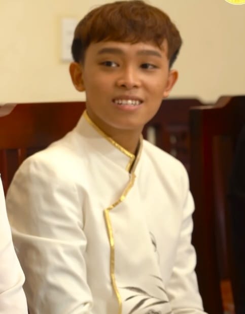 Quán quân Vietnam Idol Kids Hồ Văn Cường trên sân khấu