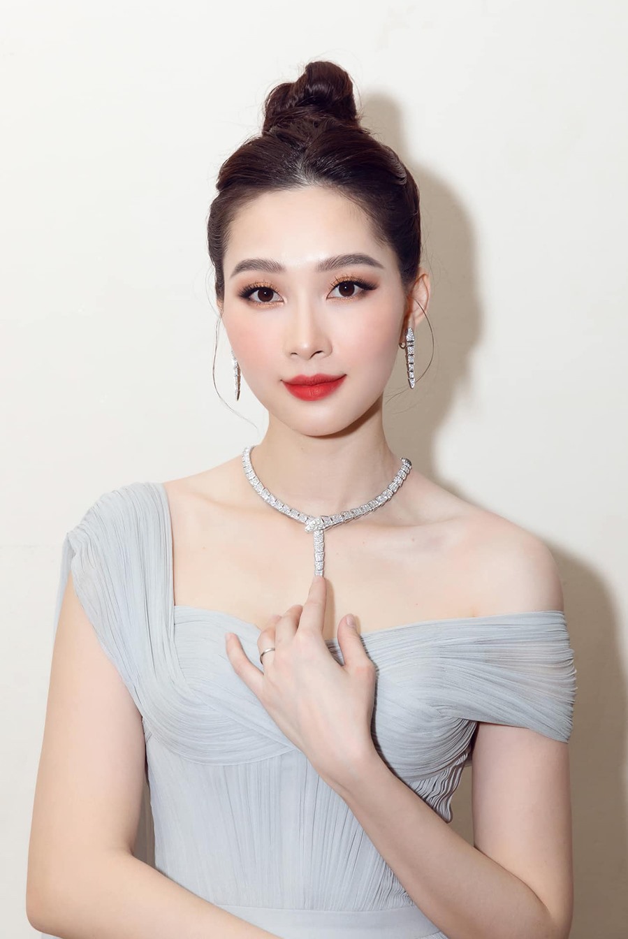 Đặng Thu Thảo trong trang phục dạ hội tại cuộc thi Hoa hậu Đại dương