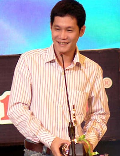 Nhạc sĩ Hoài Sa say mê bên phím đàn piano, thể hiện tài năng hòa âm phối khí vượt trội của mình