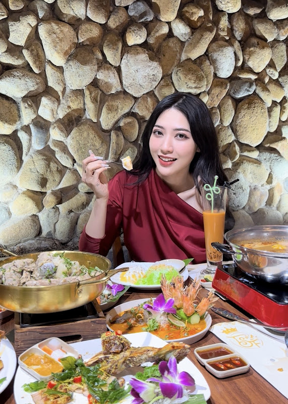 Phong cách thời trang ấn tượng của hot girl Hoàng Giang