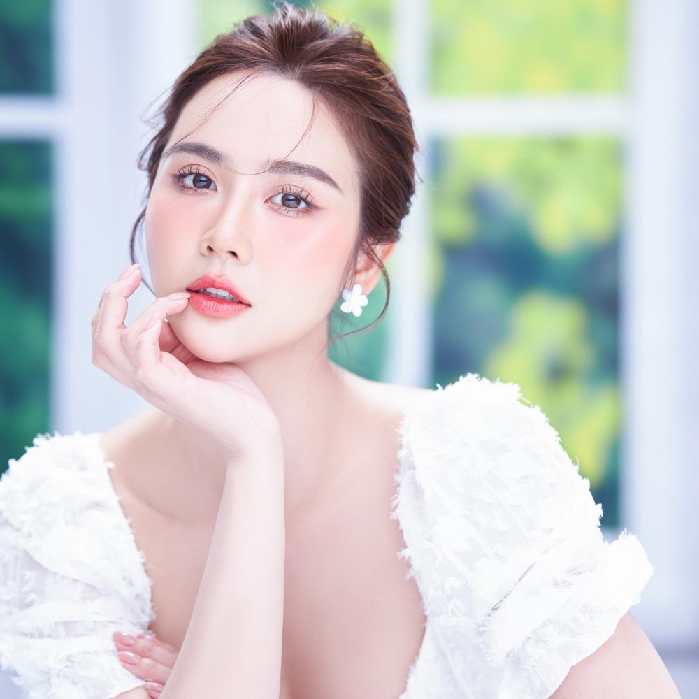 Huyền Lizzie tỏa sáng với vẻ đẹp thanh lịch