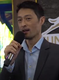 Johnny Trí Nguyễn với vẻ ngoài có phần phong trần và tự do ở tuổi trung niên