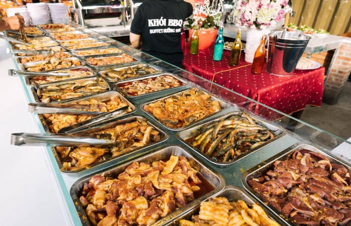 Thực khách thưởng thức các món buffet hải sản tươi sống tại nhà hàng Buffet Khói Quận 7