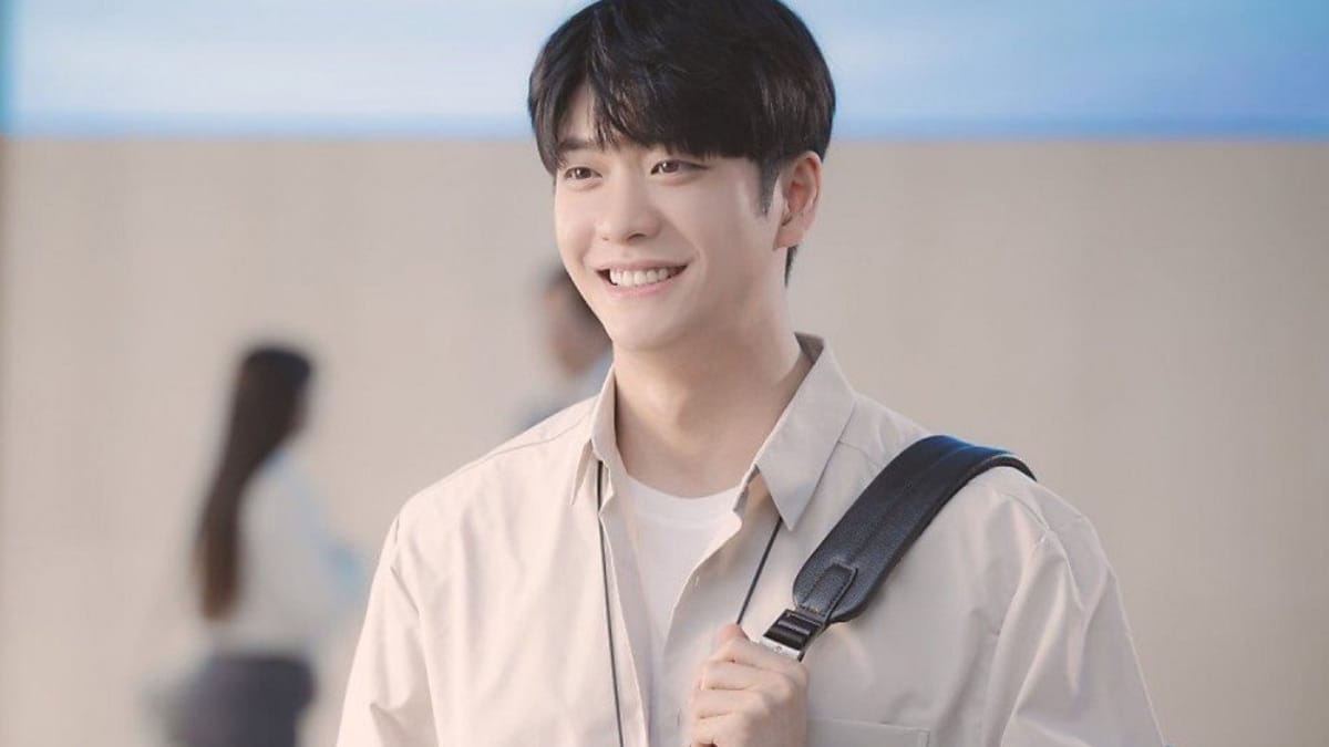 Kang Tae Oh tạo dáng chuyên nghiệp, thể hiện phong thái tự tin và sự quyến rũ đặc trưng của một diễn viên hàng đầu