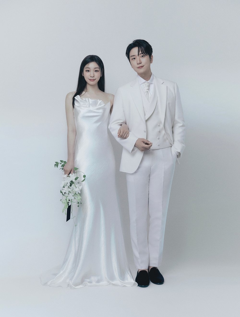 Ko Woo Rim lịch lãm trong trang phục vest cùng Kim Yuna xinh đẹp trong bộ váy trắng, cặp đôi quyền lực của làng giải trí Hàn Quốc