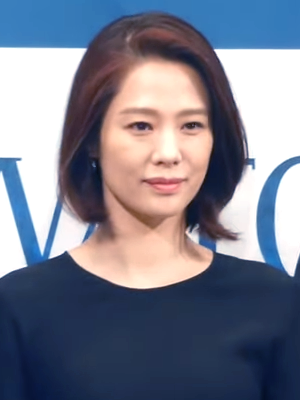 Kim Hyun-joo tạo dáng thanh lịch