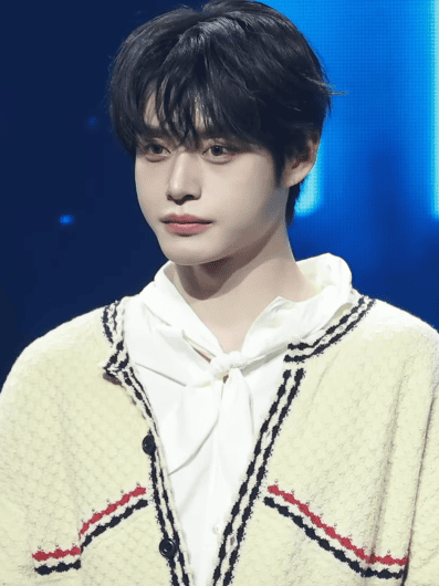 Kim Ji Woong trình diễn tại showcase Blue Paradise, khoe vũ đạo điêu luyện