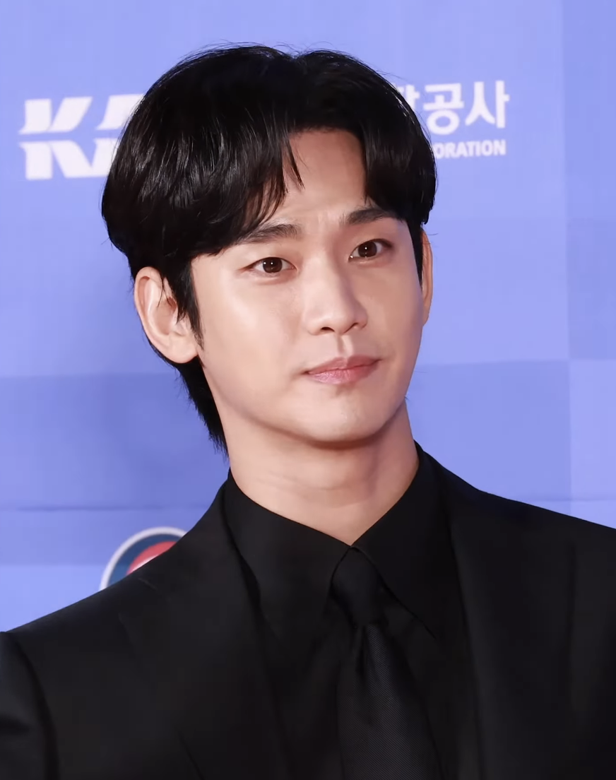Kim Soo Hyun xuất hiện lịch lãm