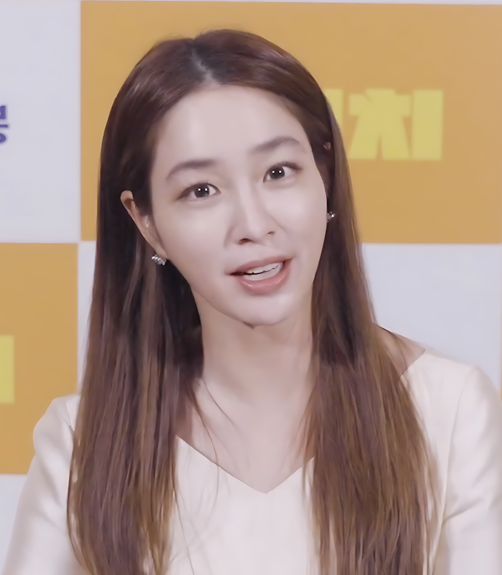 Lee Min Jung trong hình ảnh quảng bá phim, thể hiện vai trò diễn viên chuyên nghiệp