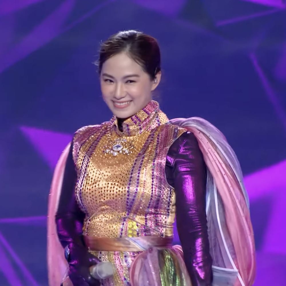 Lương Bích Hữu trong trang phục ca sĩ